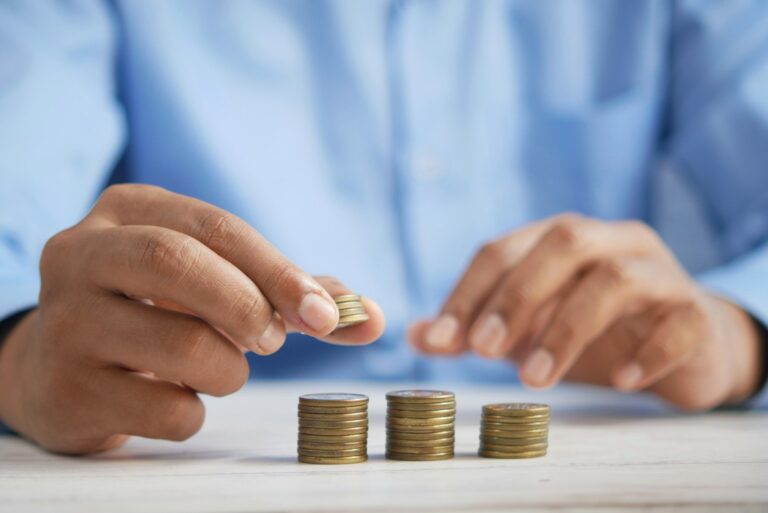 Menyusun tumpukan koin sebagai simbol membangun dana darurat sebagai penyangga finansial