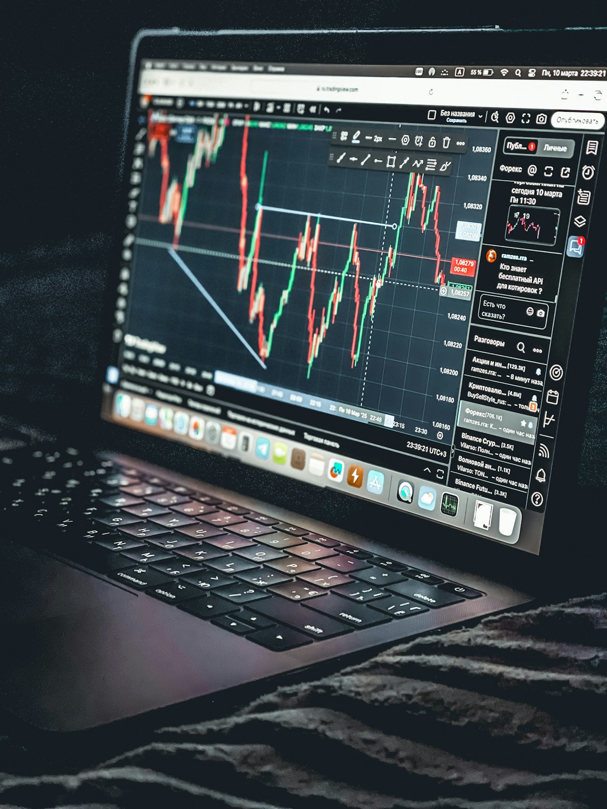 Laptop menampilkan grafik trading saham - perbandingan emas vs saham