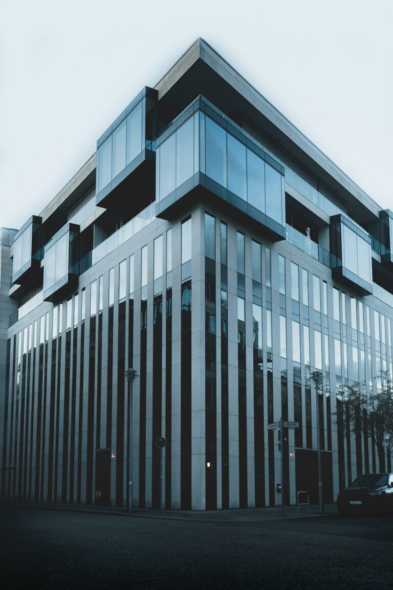 Gedung putih dan hitam beton - membeli emas saat harga naik