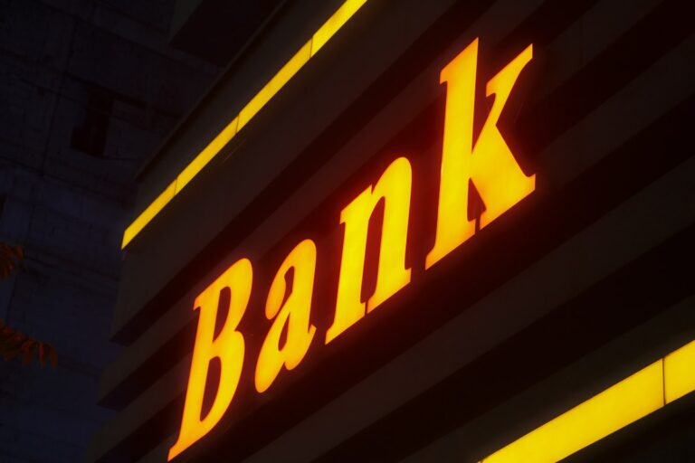Papan tanda bank menyala di malam hari - keamanan menyimpan emas