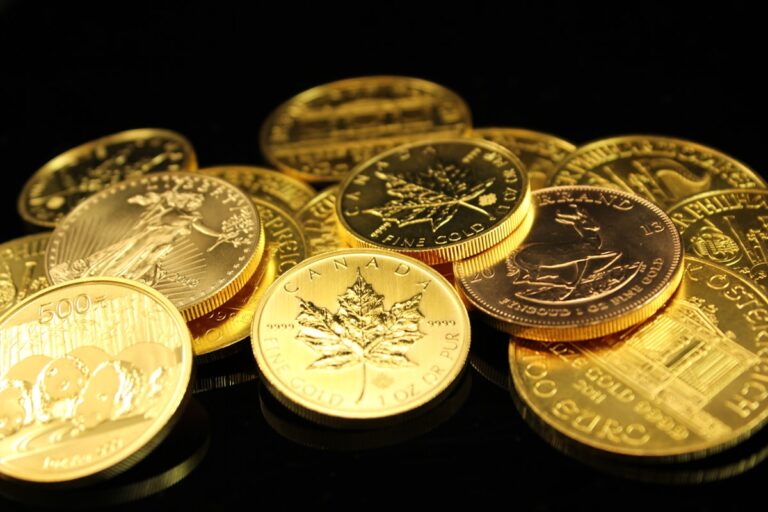 Koin perak dan emas bulat - kebiasaan disiplin menabung emas