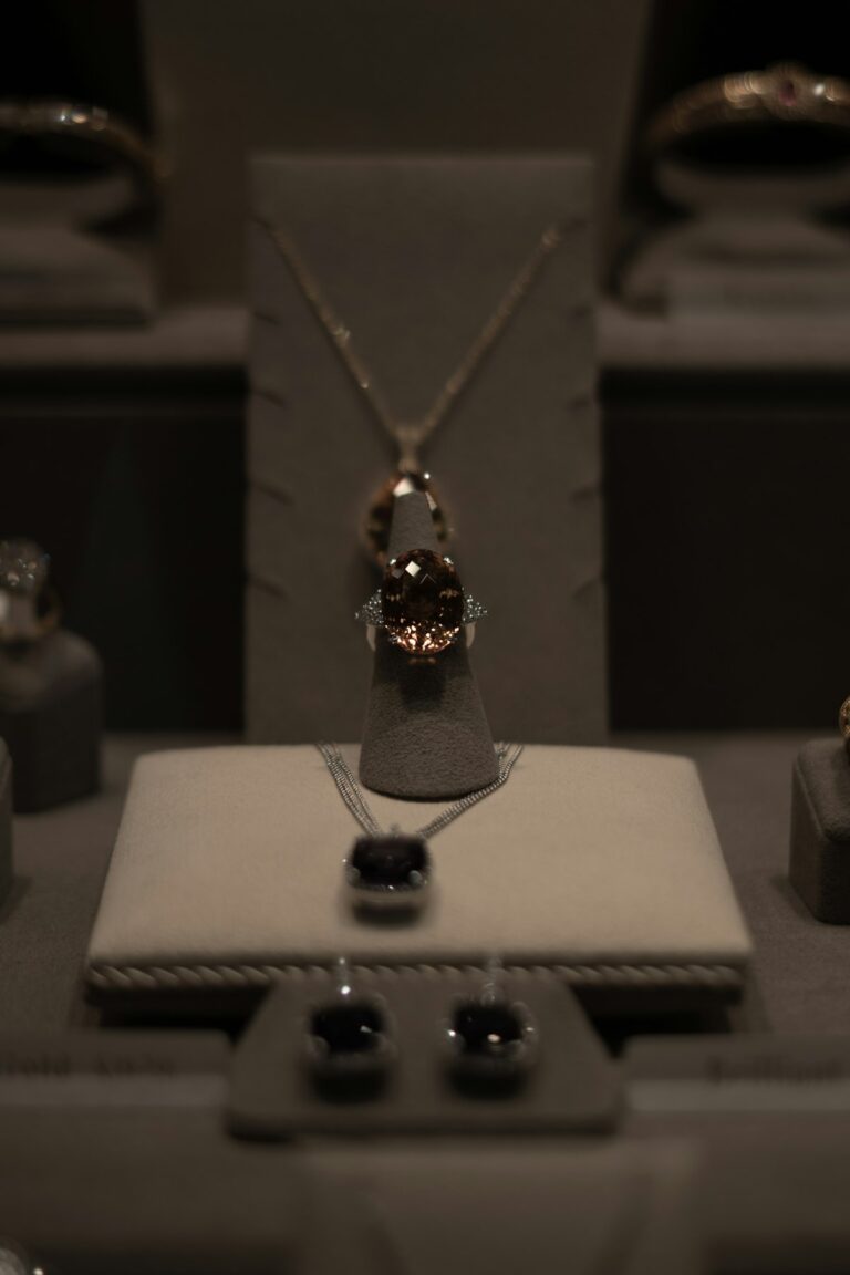 Kalung dengan cincin di atasnya - cara memilih tempat beli emas terpercaya