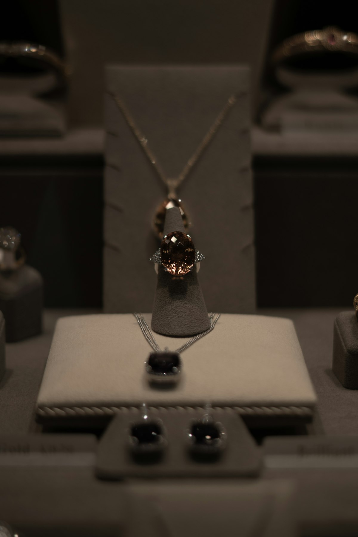 Kalung dengan cincin di atasnya - cara memilih tempat beli emas terpercaya