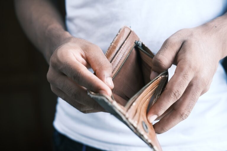 Ilustrasi bahaya perilaku konsumtif dan impulsive buying bagi keuangan