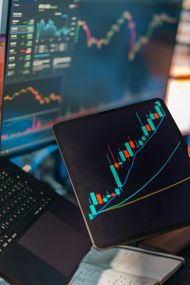 Grafik candlestick di layar trading menggambarkan cara kerja saham di bursa efek