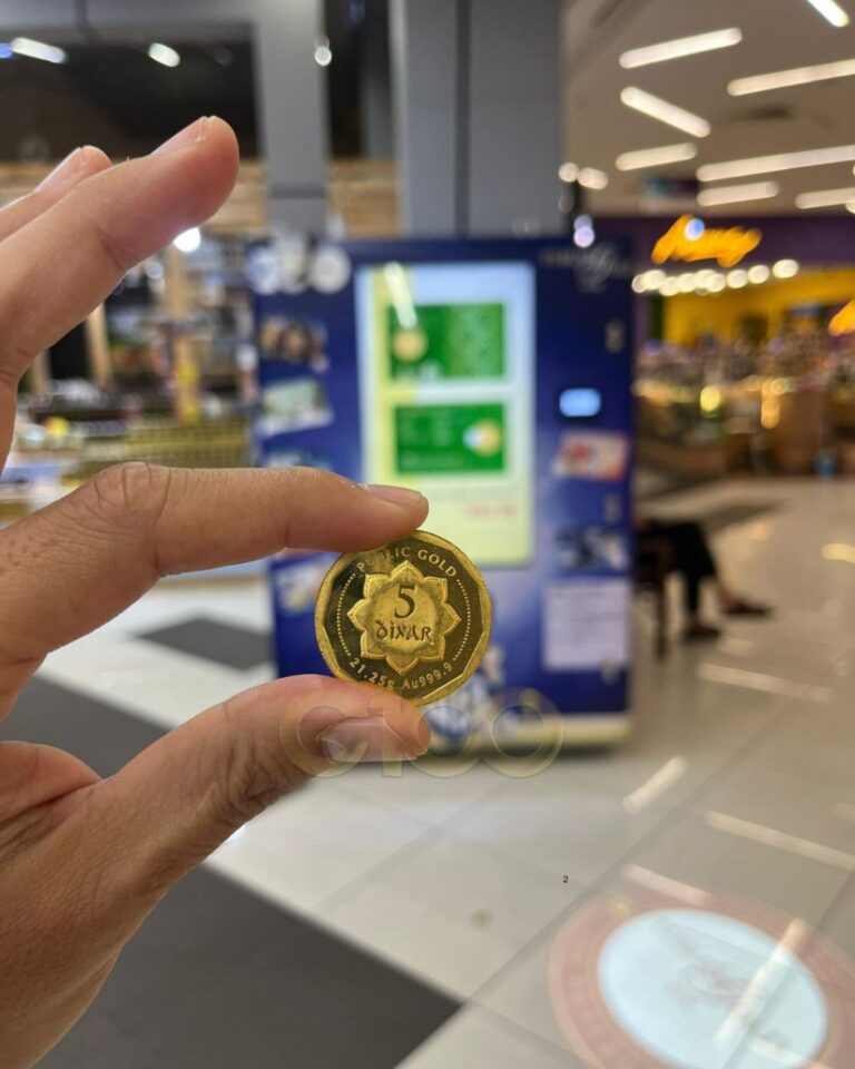Ilustrasi arisan emas: koin emas Public Gold dipegang tangan sebagai gambaran menabung emas bersama komunitas