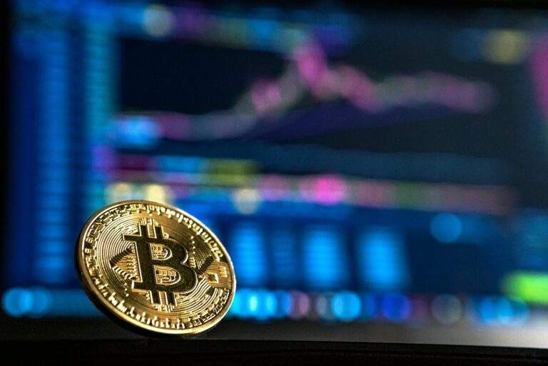 Koin Bitcoin berwarna emas, ilustrasi perbandingan emas vs Bitcoin sebagai instrumen investasi