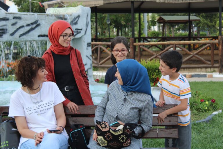Keluarga tiga generasi berkumpul bersama, ilustrasi generasi sandwich yang menopang orang tua dan anak
