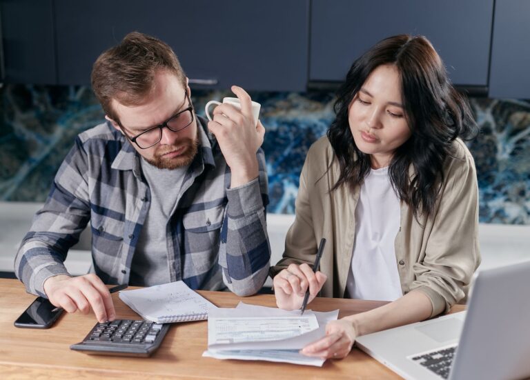 Pasangan mendiskusikan tagihan dan anggaran bersama, ilustrasi money date rutin membahas keuangan