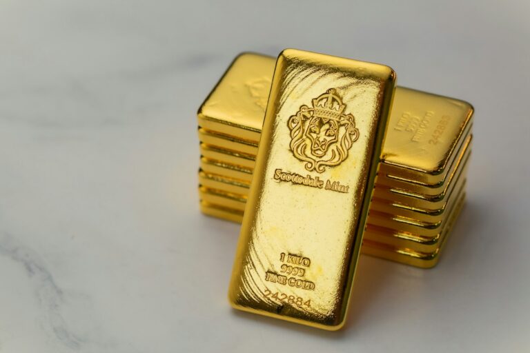 Tumpukan emas batangan bersertifikat melambangkan standar emas LBMA dan keaslian investasi